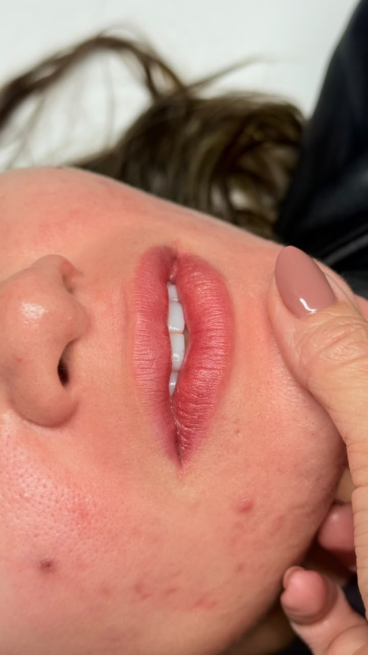 Micropigmentação Labial — Acabamento suave e hidratado.